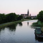 Blick nach Sarrealbe. Man sieht die Kirche und den Saar-Kohlekanal im Dämmerlicht des Abends.