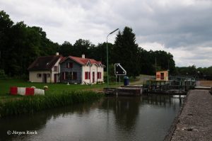 Schleuse Nr. 16 am Saar-Kohlekanal. im Vordergrund der Kanal.