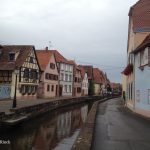 Fachwerkhäuser am Rand eines zum Mühlbach kanalisierten Baches