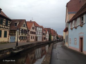 Fachwerkhäuser am Rand eines zum Mühlbach kanalisierten Baches