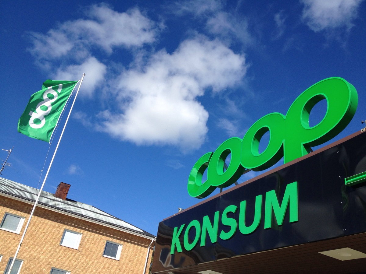 Coop Supermarkt Schriftzug vor blauem Himmel in Övertorneå/Lappland