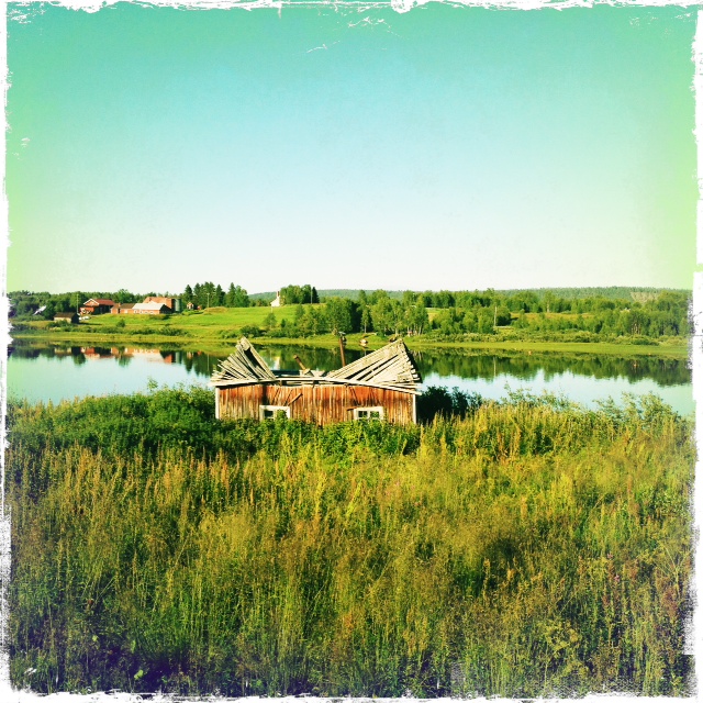 Ein eingestürztes Häuschen am Torneälven. Blick Richtung finnische Flussseite.