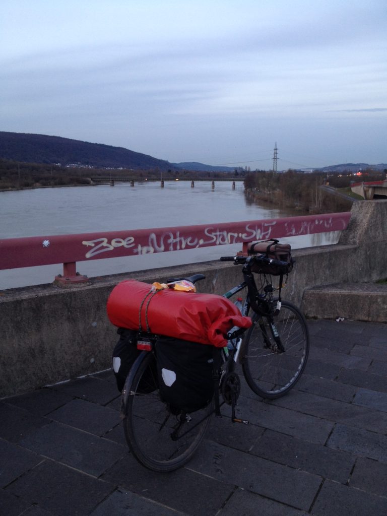  Auf der Saarbrücke an der Saarmündung in die Mosel bei Konz. Man kann den Camping sehen. Es ist sehr laut. Diesseits und jenseits beider Flüsse.
