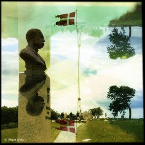 Büste und dänische Flagge, gespiegelt und verfremdet.