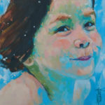 Ein Portrait eines Mädchens, fleischfarben vor hellblauem Grund mit freundlichen Augen im Halbprofil.