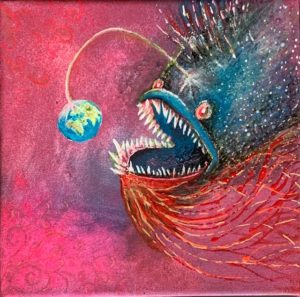 Ein Raubfisch löst sich aus einem lila Meer und jagt mit offneem Maul einen kleinen blauen Planeten, droht, ihn zu verschlingen.