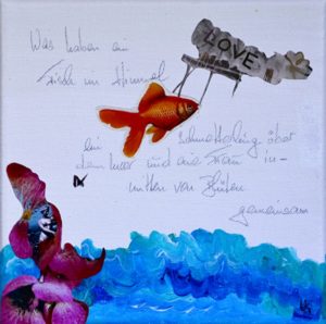 Wasser, lila Blume, Eine griechische Büste, Fisch im Himmel. Schriftzug Love und: Wir haben einen Fisch im Himmel, einen Schmetterling über dem Meer und eine Frau inmitten von Blüten gemeinsam (Handschrift).