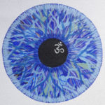 Gemälde einer Art blauen Augeniris mit schwarzer Pupille und darin ein fremdländisches Schriftzeichen.