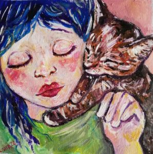 Ein Mädhcen hat die großen Augen geschlossen, blaues Haar und rote Bäckchen. Auf der Schulter trägt sie eine verspieltes, rotbraun geschecktes Kätzchen.