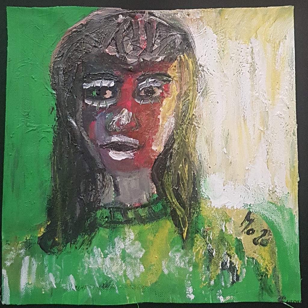 Portrait einer Frau mit dunklen langen Haaren vor grün, das in ihren Pullover zu fließen scheint. Ihr Gesicht ist rechts rot und schattiert nach links ins Schwarze.