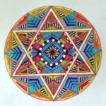 Ein Mandala aus übereinander gelegten achtzackigen Sternen, gelb, blau und rot in einem Kreis.
