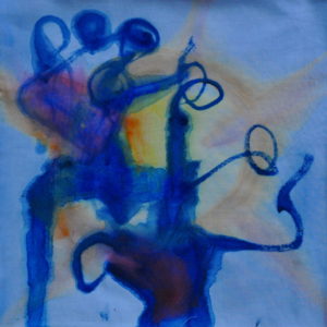 Zwei abstrakte tanzende Wesen mit filigranen Gliedmaßen vor blauem Hintergrund mit rötlicher Einsprenkelung.