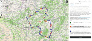 Landkarte mit einer Linie, die der Kontur von Rheinland-Pfalz nahe kommt. Verschiedene Markierungen in blau und rot zeigen Regionen, in denen die Tagesetappen der fünfzehntägigen Radreise markiert sind.