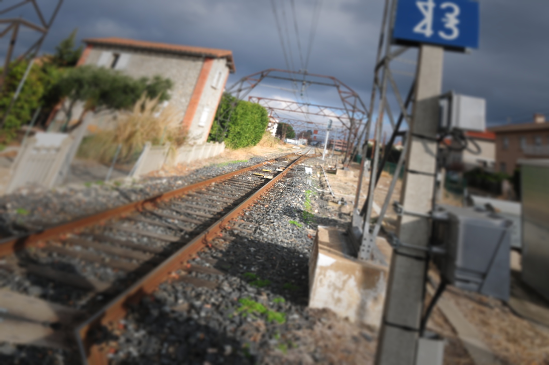 Wie durch einen verträumten Filter geschautes Bild einer Eisenbahnstrecke, in der Horizontalen um etwa 15 Grad gekippt, was den Betrunken-Blickwinkel noch verstärkt.