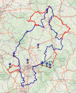 Landkarte Hessens mit roten und blauen GPS-Tracks, die an der Grenze des Bundeslands liegen. Einige Punkte sind als blaugraue Bömpel in die Karte eingetragen