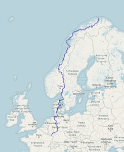 Landkarte Nordeuropas bis Höhe Frankreich mit einer blauen geschlängelten Linie, die ab dem Saarland durch Deutschland, Dänemark und Norwegen bis zum Nordkap führt