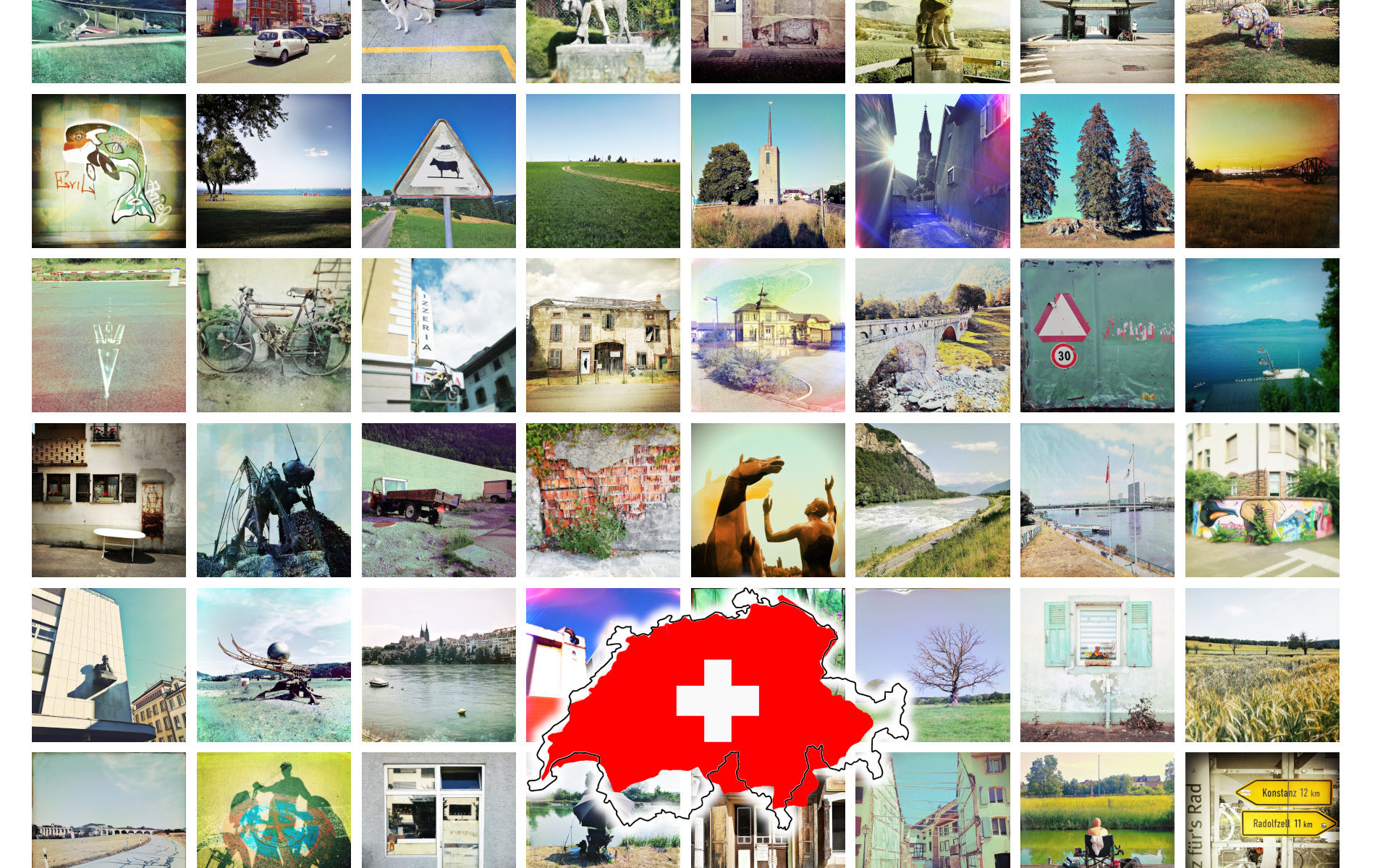 Poster mit vielen kleinen quadratischen Bildern, die Landschaften, Straßen und Strukturen zeigen. Im Zentrum eine Karte der Schweiz, die den Umriss des Landes als unscharfe weiße Kontur zeigt und die Kontur der Reiseroute entlang dieser Linie als rote Fläche mit weißem Kreuz.