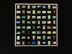 Leuchttischbild mit acht mal acht Dias in Schachbrettraster. Verschiedene Landschaftsszenen und künstlerisch bearbeitete Bilder.