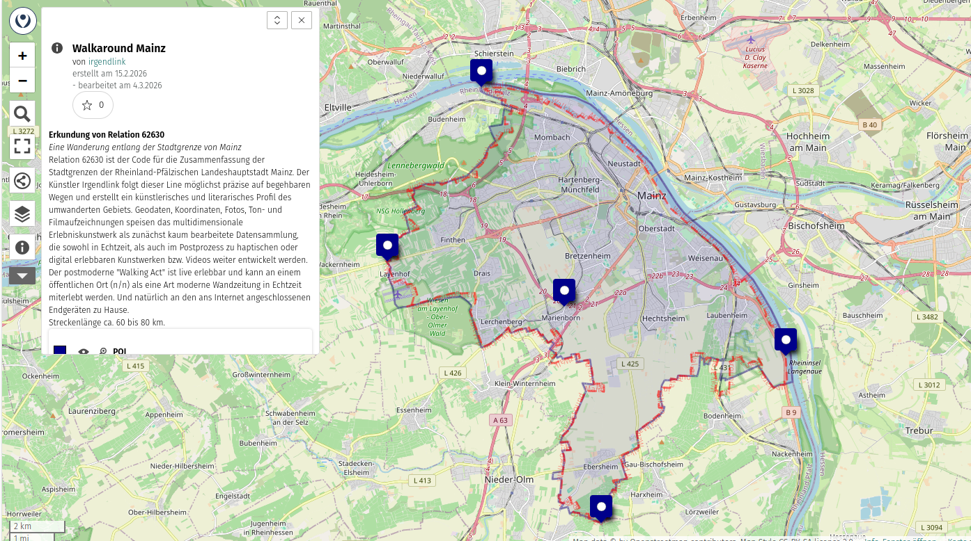 Die grünlich bis bläulich colorierte Landkarte aus der Openstreetmap, deutsche Ansicht, zeigt die Fläche der Landeshauptstadt Mainz etwas dunkler blassblau hinterlegt. Sie hat die Form einer senkrecht stehenden Raute mit einer kleinen Beule am unteren rechten Rand. Vier blaue Marker zeigen die Extrempunkte Nord, Ost, Süd und West und in der Mitte ist der Schnittpunkt dieser Punkte als Mittlpunkt verzeichnet. Es sind nicht sehr viele Details in der Karte erkennbar, aber die Hauptrouten wie der Autobahnring, der Rhein sind deutlich. Links oben ist eine Projektbeschreibung als weißes Tablar eingeblendet.